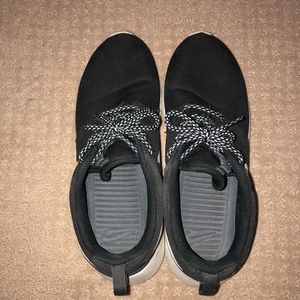 Black nike roshes